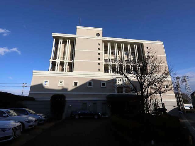 壮麗な建物の外観 外観 青空に映える落ち着いた色調の建物は、清潔感があり、快適な就業環境を提供しています。