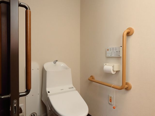 バリアフリートイレの内装 トイレ 手すり付きの清潔なトイレ空間です。安全かつ快適な利用をサポートする設計になっております。