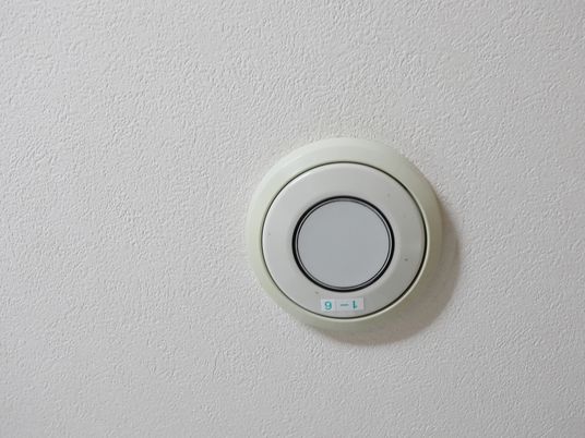 白壁に取り付けられたセンサー
