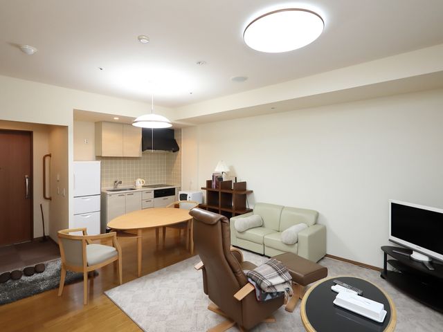 居心地の良い居室 居室 ゆとりある居室では、リラックスした時間を過ごせる空間が整っています。暖かみのある家具が心地よい雰囲気を醸し出しています。