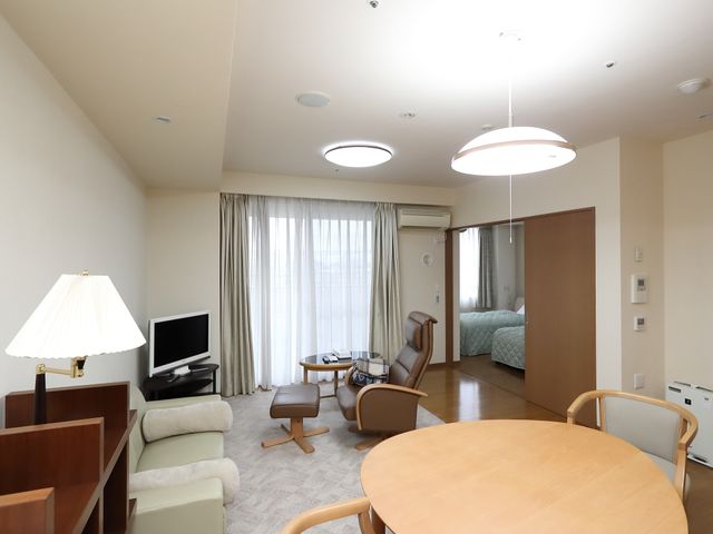 ゆったりした居室 居室 明るく広々とした居室です。くつろぎのひとときを過ごせる快適な空間が整っています。
