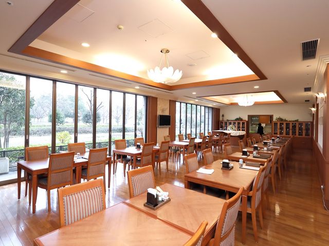 広々とした明るい食堂 食堂 窓からの自然光が豊かな食堂です。ゆったりとした時間を過ごすことができる環境が整えられています。