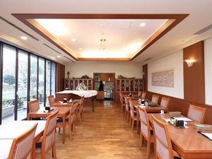 木目調の落ち着いた食堂