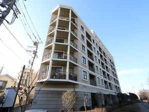 多階建てのモダンな外観