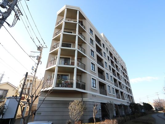 多階建てのモダンな外観