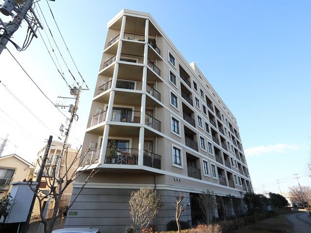 多階建てのモダンな外観 外観 清潔感があり、現代的なデザインの建物です。多くのバルコニーがあり、開放的な雰囲気が漂っています。