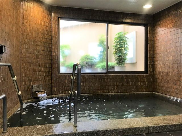 ゆったり浴室の手すり 浴室 広々とした浴室で、手すり付きで安全に配慮されています。利用者様のリラクゼーションを支えるお手伝いをしませんか。