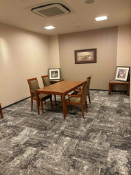 暖色系の落ち着いた多目的室