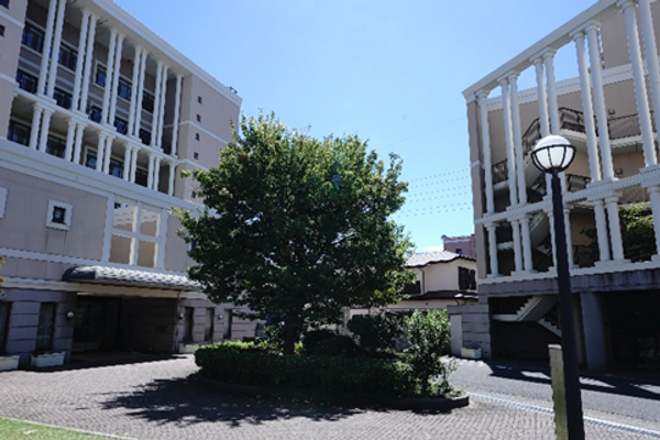 明るい空と建物の外観