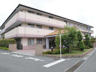 手入れされた外観と緑