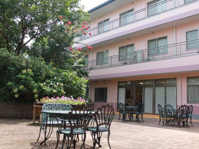 明るいテラスのある施設