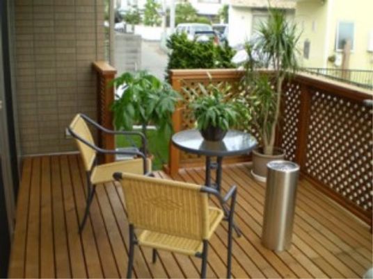 明るい屋外のテラス