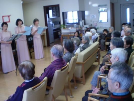セントケアホーム茅ヶ崎のレクリエーション。地域のボランティアの方々の音楽家などを開催している。