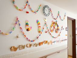 壁に飾られた手作りの装飾