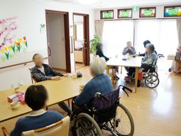 明るい食堂と利用者
