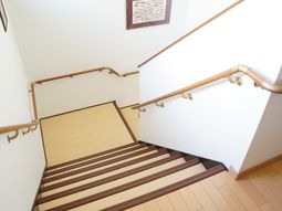 設備の整った明るい階段