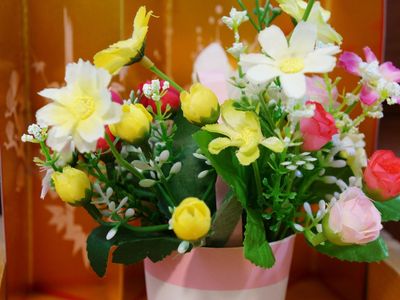 カラフルな造花の花束