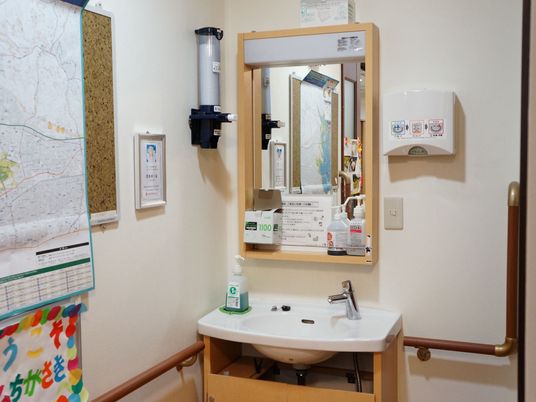 共有で使用する洗面台は、壁に大きな鏡が取り付けられ、うがい用の紙コップが用意されている。また、ハンドソープや消毒液が常備されている。