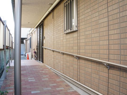 広々とした安全な廊下
