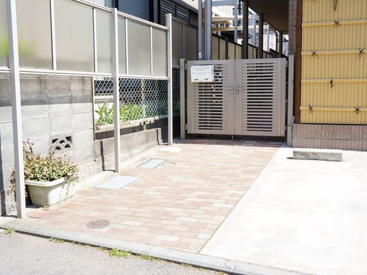 清潔なエントランス外観