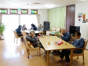 共有スペースで過ごす人々