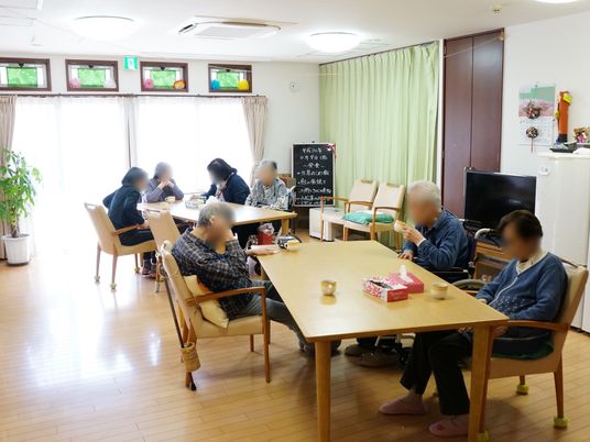 共有スペースで過ごす人々