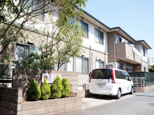 施設外観と駐車中の車