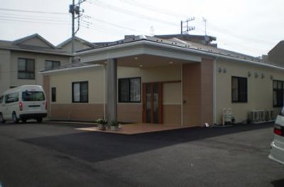 駐車場付きの建物外観