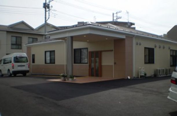駐車場付きの建物外観