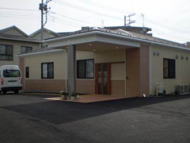 駐車場付きの建物外観 外観 車の出入りが容易な駐車場を備えた施設です。施設の周囲は比較的静かな環境です。