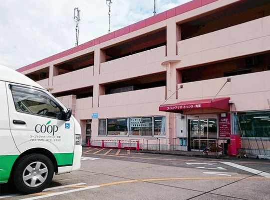 車が停まった施設外観