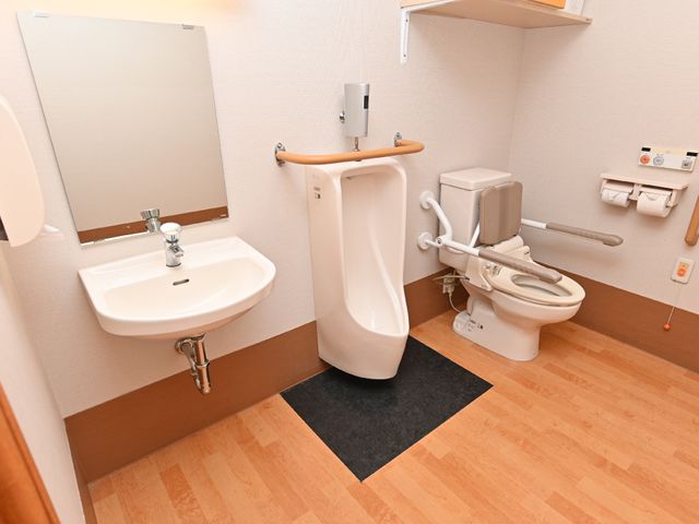 バリアフリーのトイレ空間 トイレ 手すり付きで安全性を考えたトイレ空間です。広々として清潔感があり、利用者の快適性を重視しています。