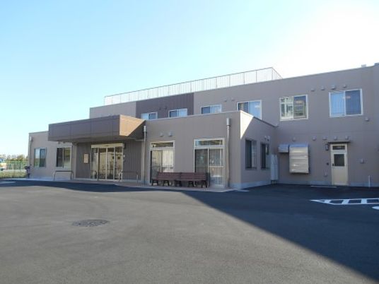 広々とした施設の外観