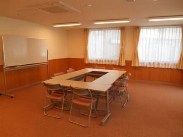 多目的使用の会議室空間 交流スペース ゆとりある会議室では、日々の活動や研修が実施され、利用者様の交流の場としても活用されています。