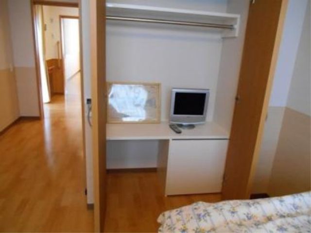 居室のデスクとベッド クローゼット ミニマルなデザインの居室です。個人の時間を大切にできる、静かな空間が保たれています。