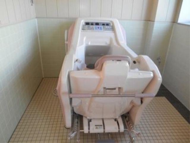 特殊な入浴設備 特殊浴室 快適な入浴を支える特殊浴槽です。安全かつ自立を促す設計になっており、ご利用者の心身のケアに配慮しています。