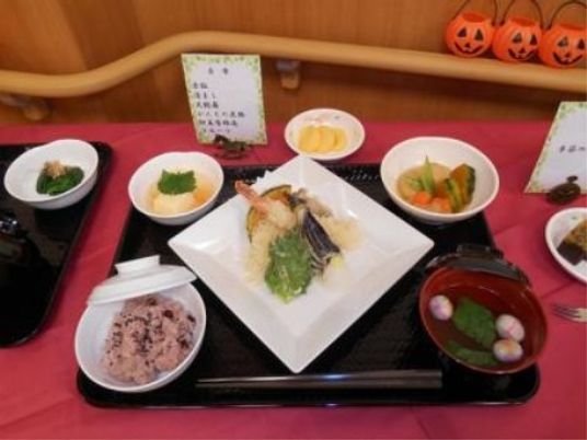 彩り豊かな食事の盛り付け