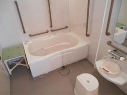 バリアフリーの明るい浴室
