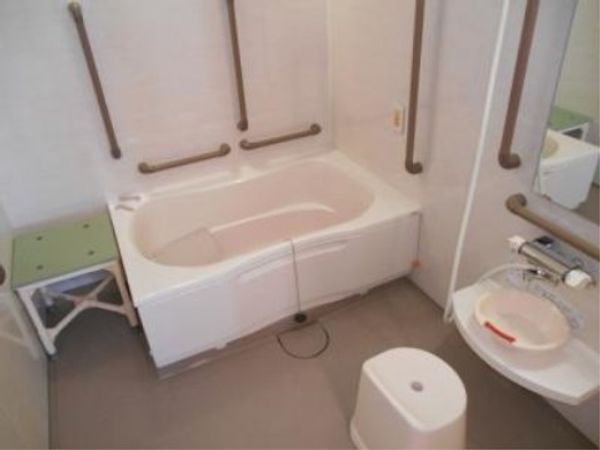 バリアフリーの明るい浴室