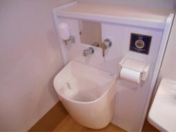 清潔な洗面台の一角