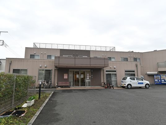 施設のシンプルな外観