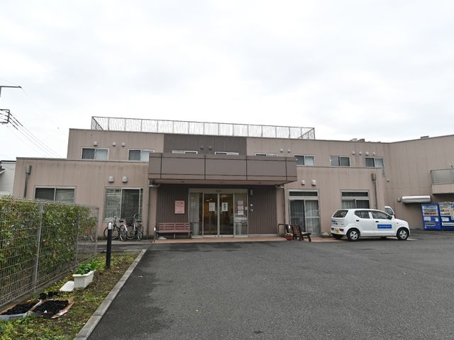 施設のシンプルな外観 外観 ゆとりある駐車スペースを備えた、清潔感のある建物です。アクセスしやすい立地で、日々の通勤も快適に行えます。