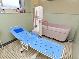 バリアフリー浴槽とシャワーベッド