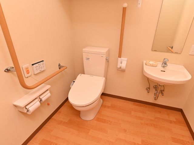 バリアフリートイレ設備 トイレ 手すり付き清潔なトイレスペースです。どなたでも安心してご使用いただける配慮がされています。