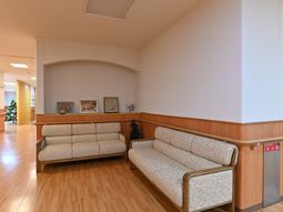 明るい廊下のソファ