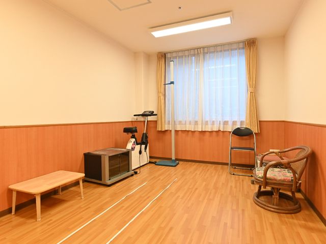 機能訓練室の設備 健康管理室 広々とした機能訓練の部屋では、健康維持のための様々な機器を使用できます。一人ひとりの体力に合わせた運動が可能です。