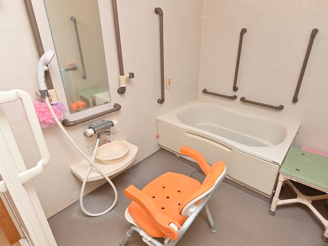 バリアフリー設計の浴室 浴室 手すりやシャワーチェアを備えた安全な浴室です。ご利用者の快適で安心な入浴をサポートします。