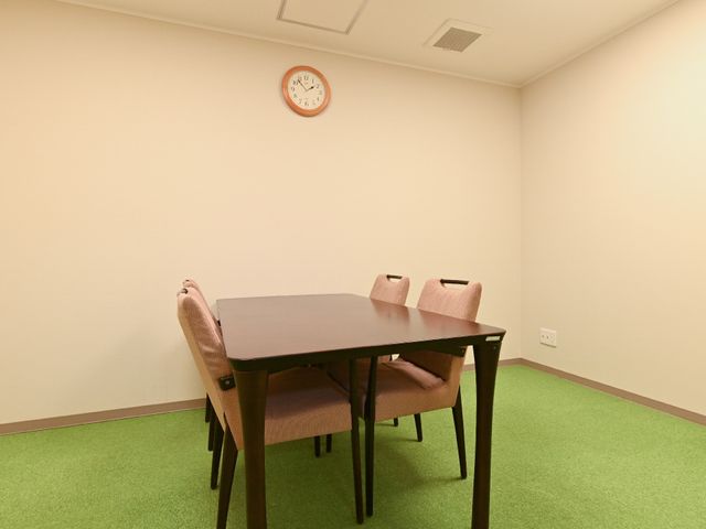 静かな多目的室の一角 相談室 ゆったりとした椅子が並んだ、落ち着いた空間です。個人の時間を大切にできる静かな部屋になっています。