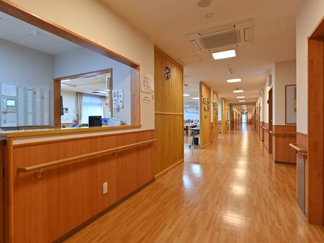 廊下の様子 廊下 手すりが設置された安全な通路です。明るく清潔な環境が保たれており、ご利用者の心地よい日常が支えられます。