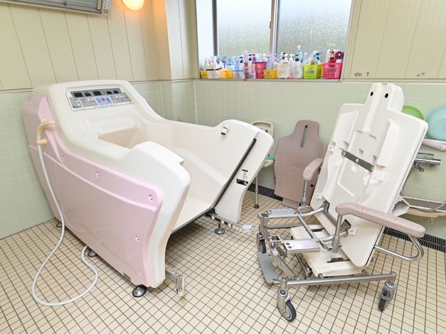 設備整った浴室 特殊浴槽 ゆったりとしたバリアフリー設計の浴室で、快適な入浴がサポートされています。安全に配慮された介助用チェアも完備しております。